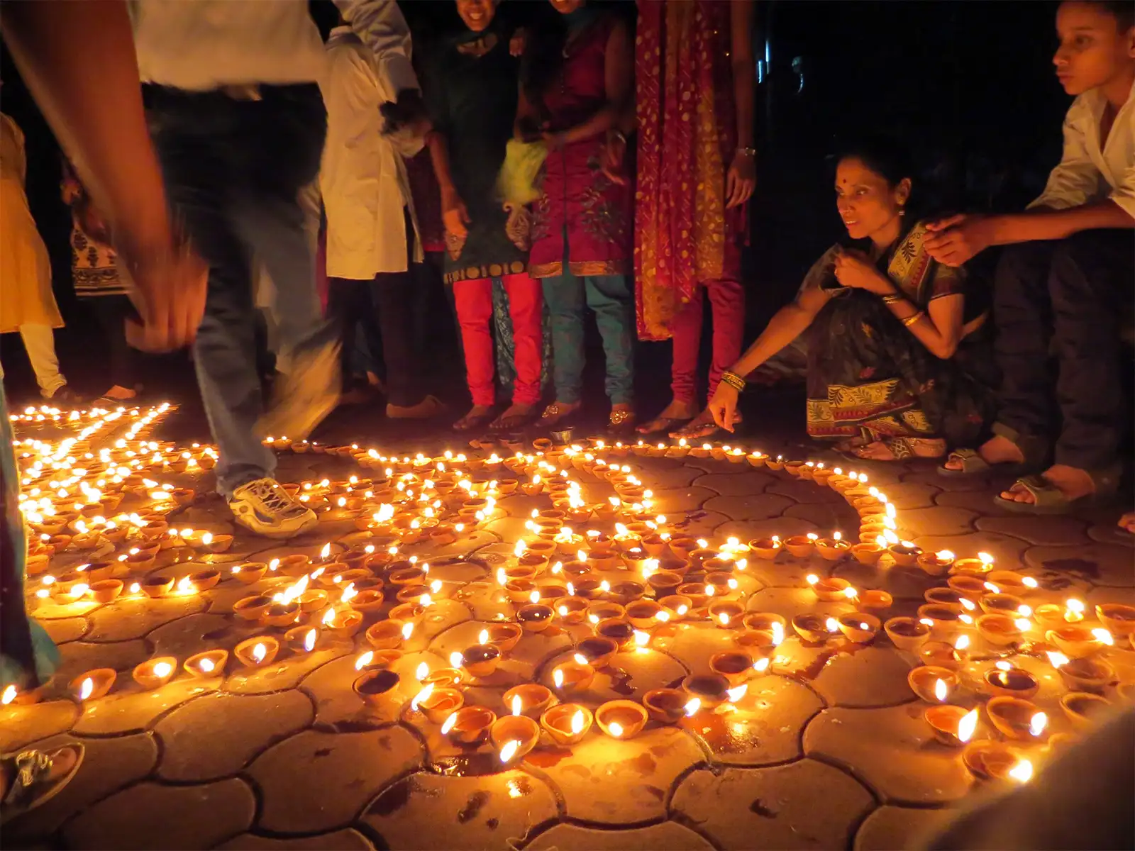 People lamps India festival Hindu Diwali - Click42